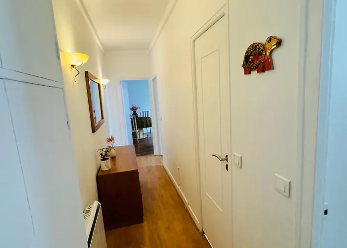 Bel Proche Tour Eiffel Paris