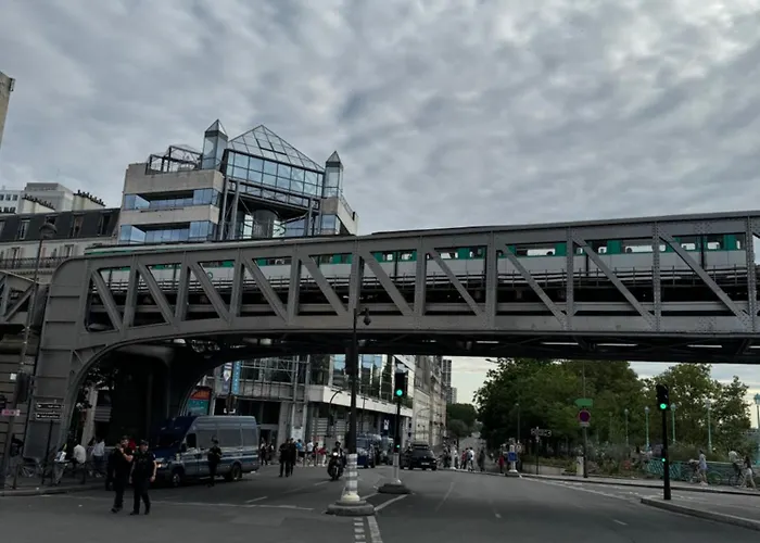 Bel Proche Tour Eiffel Paris